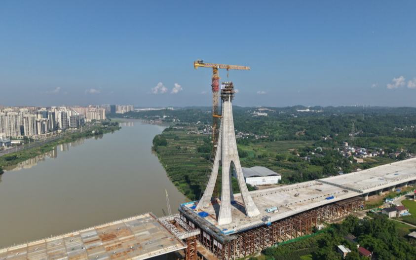 又一世界纪录！成都东西城市轴线沱江大桥主塔封顶